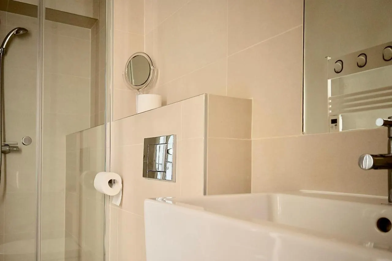 Louvre 3 Bedroom Pad A Terre Deluxe Aircon Apartment